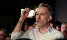 Emmanuel Grégoire, candidat de la gauche unie hors LFI à la mairie de Paris, en meeting à La Bellevilloise, dans la capitale, le 14 janvier 2026 ( AFP / Martin LELIEVRE )