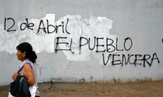 Une femme passe devant une affiche faisant référence à la date de l’élection présidentielle et des législatives au Pérou, un pays où le vote est obligatoire et qui a connu huit présidents depuis 2016 ( AFP / Luis ROBAYO )