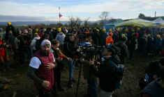 Jérôme Bayle (g), figure régionale du mouvement de protestation agricole, s'adresse aux médias alors que des agriculteurs manifestent pour empêcher l'abattage d'un troupeau de 200 vaches, suite à la détection de la dermatose nodulaire contagieuse (DNC)aux Bordes-sur-Arize, le 11 décembre 2025 dans l'Ariège ( AFP / Matthieu RONDEL )