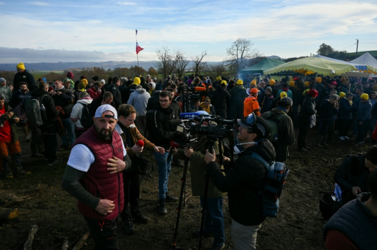 Jérôme Bayle (g), figure régionale du mouvement de protestation agricole, s'adresse aux médias alors que des agriculteurs manifestent pour empêcher l'abattage d'un troupeau de 200 vaches, suite à la détection de la dermatose nodulaire contagieuse (DNC)aux Bordes-sur-Arize, le 11 décembre 2025 dans l'Ariège ( AFP / Matthieu RONDEL )