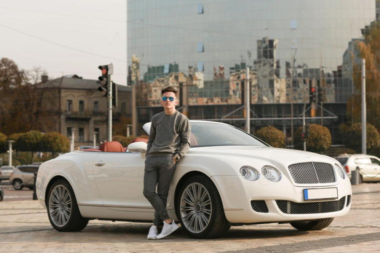 Aston Martin, Rolls Royce, Bentley, Cadillac… Faites-vous plaisir en louant la voiture de vos rêves pour une soirée ou un week-end. ( crédit photo : Shutterstock )