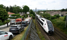 Le train TGV reliant Bordeaux à Toulouse est immobilisé à Tonneins, après les importantes pluies qui sont tombées dans le secteur ( AFP / Christophe ARCHAMBAULT )