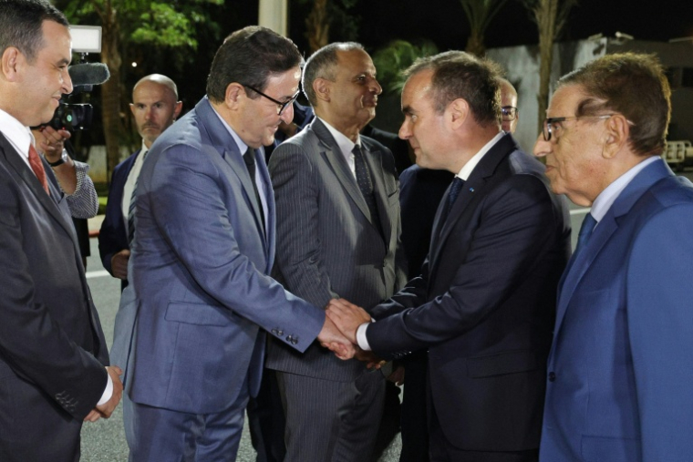 Le Premier ministre français Sébastien Lecornu (2e d) salué par le ministre marocain des Transports et de la Logistique, Abdessamad Kayouh, à son arrivée à l'aéroport de Rabat-Salé, le 15 juillet 2026 à Rabat, au Maroc ( AFP / Abdel Majid BZIOUAT )