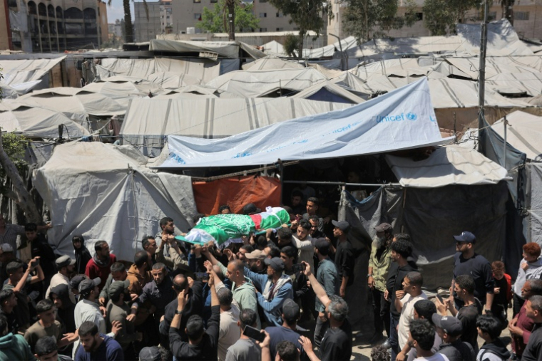 Le corps d'Ezzedine Al-Haddad, chef de la branche armée du Hamas, tué lors d'une frappe israélienne nocturne avec des membres de sa famille, lors de ses funérailles à Gaza, le 16 mai 2026 ( AFP / Omar AL-QATTAA )