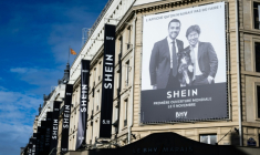 Publicité sur une façade du Bazar de l'Hotel de Ville (BHV) à Paris, le 3 novembre 2025, annonçant l'ouverture d'un espace Shein pour le 5 novembre   ( AFP / Julie SEBADELHA )