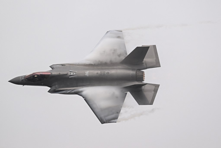 Un avion de chasse F-35, en mars 2025, à Bangkok ( AFP / LILLIAN SUWANRUMPHA )