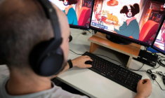 Un homme regarde sur son ordinateur la chaîne YouTube "LoFi Girl", produite par le Français Dim et illustrée par Juan Pablo Machado, le 17 septembre 2026 à Paris ( AFP / Kenzo TRIBOUILLARD )