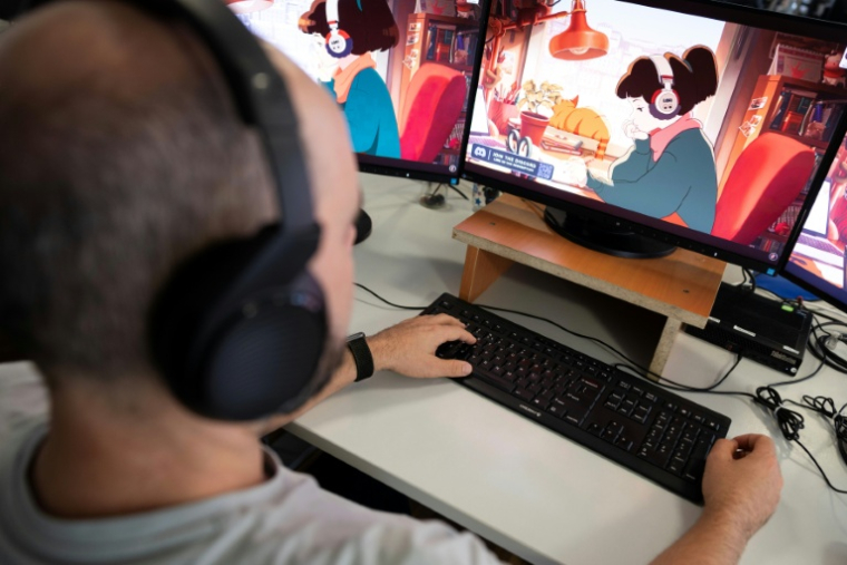 Un homme regarde sur son ordinateur la chaîne YouTube "LoFi Girl", produite par le Français Dim et illustrée par Juan Pablo Machado, le 17 septembre 2026 à Paris ( AFP / Kenzo TRIBOUILLARD )