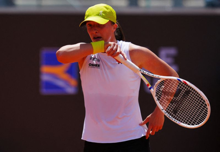 La Polonaise Iga Swiatek réagit lors de son match du tour des 64 contre l'Italienne Elisabetta Cocciaretto à l'Open d'Italie au Foro Italico, Rome