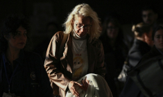 Delphine Daviet, la mère de Lola, arrive à la cour d'assises de Paris pour le procès de Dahbia Benkired, le 17 octobre 2025 ( AFP / JULIEN DE ROSA )