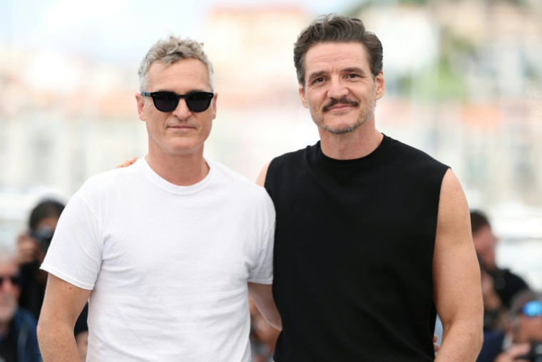 La liste initiale des signataires compte aussi des acteurs en compétition, comme les stars américaines Joaquin Phoenix (gauche) et Pedro Pascal ( AFP / Sameer AL-DOUMY )
