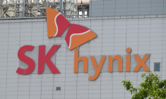 Le logo de SK hynix sur une usine du groupe à Icheon en Corée du Sud, le 29 juullet 2026. ( AFP / Jung Yeon-je )