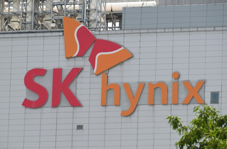 Le logo de SK hynix sur une usine du groupe à Icheon en Corée du Sud, le 29 juullet 2026. ( AFP / Jung Yeon-je )