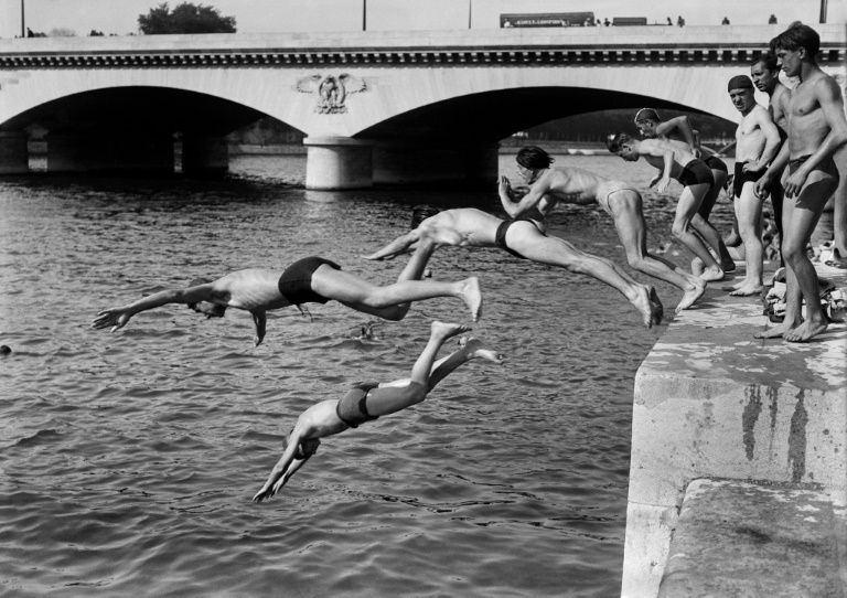 Plusieurs personnes plongent dans la Seine près du Pont d'Iéna à Paris en juin 1946 à l'occasion d'une vague de chaleur  ( AFP / - )