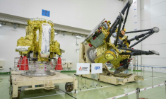 Le module de propulsion (g) et les modules d’exploration et de retour (d), qui constituent la sonde spatiale Martian Moons eXploration (MMX), au Centre spatial de Tanegashima, à Minamitane, le 13 août 2026 au Japon ( AFP / Yuichi YAMAZAKI )