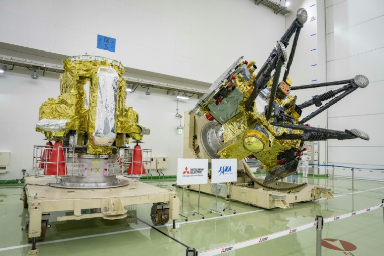 Les modules de la sonde spatiale Martian Moons eXploration (MMX), dont le lancement est prévu dans les prochains mois, le 13 août 2026 au centre spatial Tanegashima de Minamitane, dans le sud de l'archipel japonais  ( AFP / Yuichi YAMAZAKI )