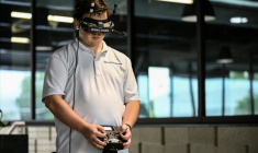 Un pilote manœuvre un drone lors d'une démonstration de neutralisation d'un tireur dans une école, au siège de la start-up Campus Guardian Angel, le 8 mai 2026, à Austin, au Texas ( AFP / RONALDO SCHEMIDT )