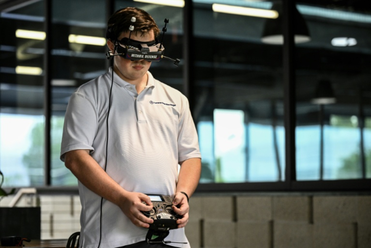 Un pilote manœuvre un drone lors d'une démonstration de neutralisation d'un tireur dans une école, au siège de la start-up Campus Guardian Angel, le 8 mai 2026, à Austin, au Texas ( AFP / RONALDO SCHEMIDT )