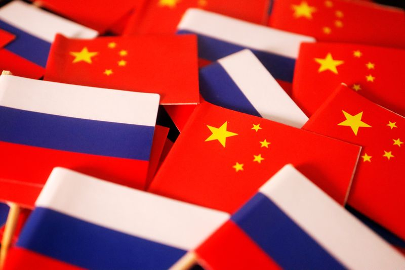 Les drapeaux de la Chine et de la Russie