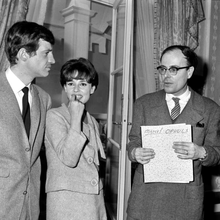Le réalisateur Marcel Ophüls (à droite) avec Jean-Paul Belmondo et Jeanne Moreau pendant un cocktail à Paris en 1963 ( AFP /  )