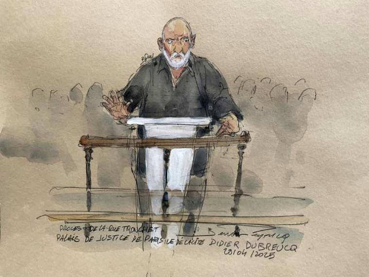 Croquis d'audience du 28 avril 2025, publié le 5 mai 2025, montrant l'accusé Didier Dubreucq lors du procès du braquage de l'influenceuse américaine Kim Kardashian, à la cour d'assises de Paris ( AFP / Benoit PEYRUCQ )
