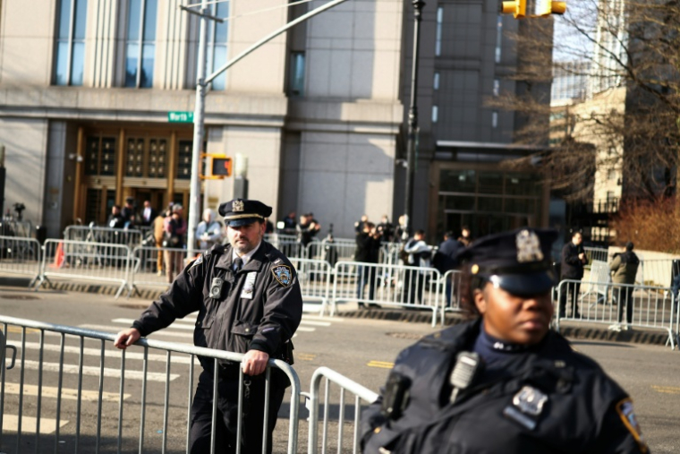Des policiers montent la garde devant le tribuanl de New York où le président vénézuélien déchu Nicolas Maduro doit comparaître, le 26 mars 2026 ( AFP / CHARLY TRIBALLEAU )