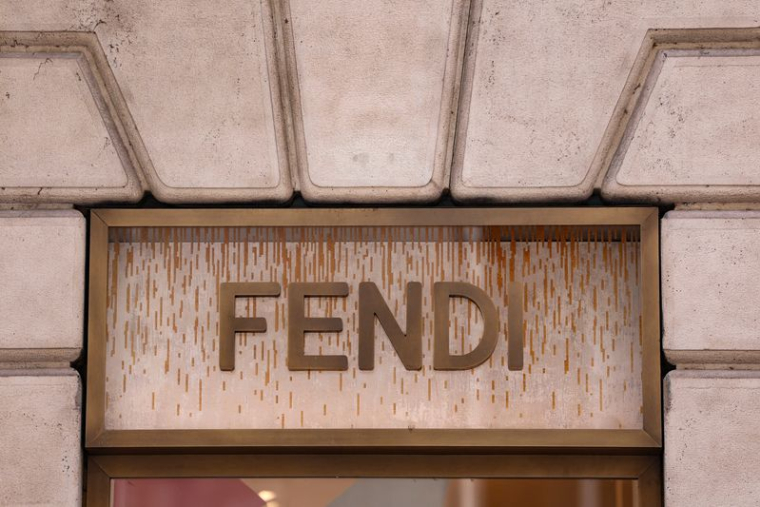Le logo de la maison de couture Fendi est visible à l'extérieur d'une boutique à Milan