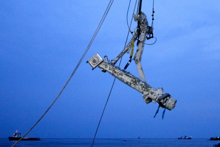 Une partie du train d'atterrissage du Boeing 737 MAX 8 de Lion Air qui était tombé en mer le 29 octobre 2018 peu après son décollage de Jakarta ( AFP / AZWAR IPANK )