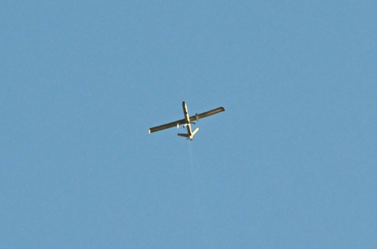 Un drone survole la banlieue sud de Beyrouth, le 5 juin 2026 ( AFP / Joseph EID )