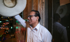 Le candidat à la présidentielle au Pérou pour le parti Juntos por el Peru, Roberto Sanchez, fait un geste après un entretien avec l'AFP dans son local de campagne à Lima, le 14 avril 2026 ( AFP / Connie FRANCE )