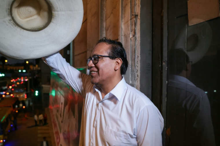 Le candidat à la présidentielle au Pérou pour le parti Juntos por el Peru, Roberto Sanchez, fait un geste après un entretien avec l'AFP dans son local de campagne à Lima, le 14 avril 2026 ( AFP / Connie FRANCE )