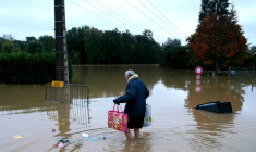 Un habitant se déplace à pied dans une rue inondée de Pommeuse, en Seine-et-Marne, le 10 octobre 2014, après un épidode de fortes pluies ( AFP / Dimitar DILKOFF )