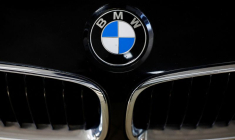 Le logo de BMW est vu à l'intérieur d'une concession automobile à Nimègue, Pays-Bas