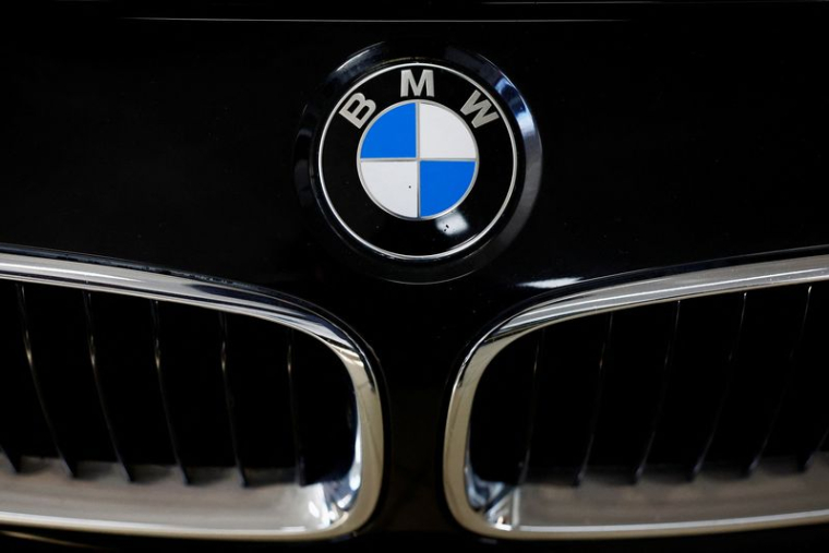 Le logo de BMW est vu à l'intérieur d'une concession automobile à Nimègue, Pays-Bas