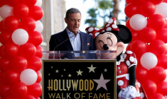 Bob Iger parle à côté du personnage de Minnie Mouse lors de l'inauguration de son étoile sur le Hollywood Walk of Fame à Los Angeles
