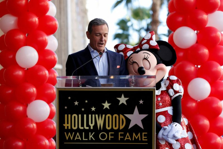 Bob Iger parle à côté du personnage de Minnie Mouse lors de l'inauguration de son étoile sur le Hollywood Walk of Fame à Los Angeles