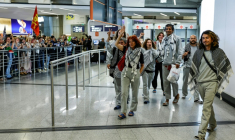 Des militants français, détenus et expulsés par Israël après l'interception de leur flottille à destination de Gaza, accueillis par des sympathisants à leur arrivée à l'aéroport Roissy Charles-de-Gaulle, près de Paris, le 22 mai 2026 ( AFP / SIMON WOHLFAHRT )