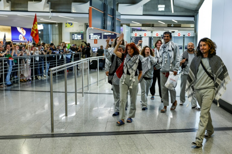 Des militants français, détenus et expulsés par Israël après l'interception de leur flottille à destination de Gaza, accueillis par des sympathisants à leur arrivée à l'aéroport Roissy Charles-de-Gaulle, près de Paris, le 22 mai 2026 ( AFP / SIMON WOHLFAHRT )