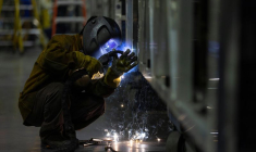 Un soudeur à l'usine de bus électriques BYD à Lancaster, en Californie