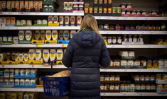 La hausse des prix de l'essence a été compensée par la baisse de ceux de l'alimentation (illustration) ( AFP / TOLGA AKMEN )