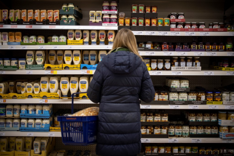 La hausse des prix de l'essence a été compensée par la baisse de ceux de l'alimentation (illustration) ( AFP / TOLGA AKMEN )