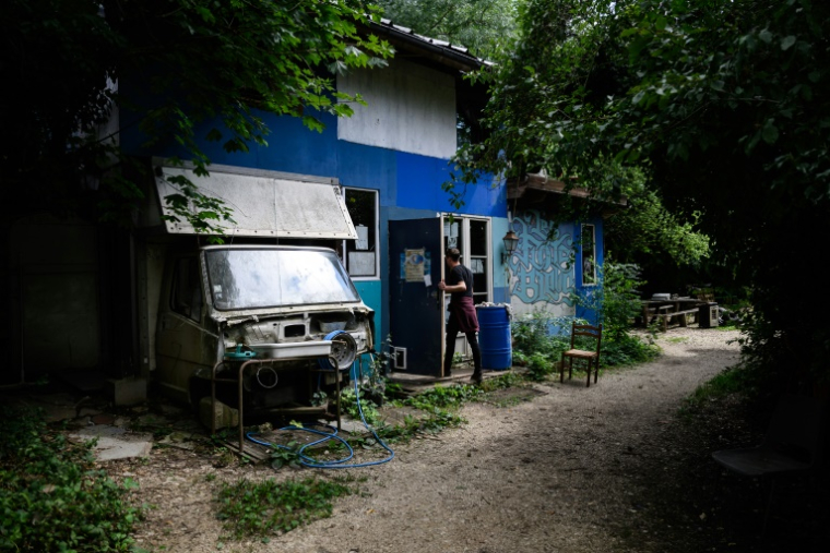 Une habitation construite dans le prolongement d'un camion dans le "Quartier libre des Lentillères", une ZAD urbaine à Dijon, le 3 août 2025 en Côte d'Or ( AFP / ARNAUD FINISTRE )