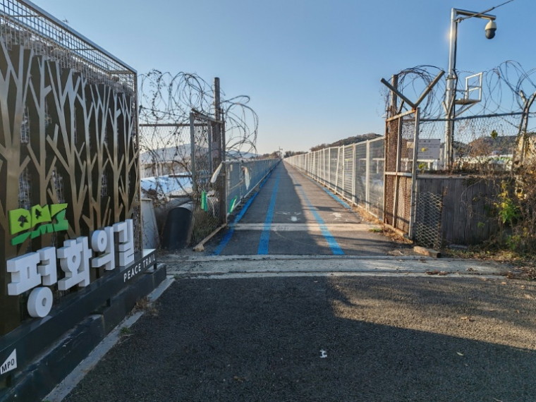 Cette photo, prise le 23 novembre 2024, montre un pont du sentier de la paix de la zone démilitarisée (DMZ) sur l'île de Ganghwa. À quelques pas de la DMZ, la zone démilitarisée qui sépare les deux Corées, s'étend un sentier de randonnée de 500 km que la géographe française Valérie Gezéleau a parcouru à pied afin d'offrir un regard différent sur la division de la Corée ( HANDOUT / Valérie GELÉZEAU )