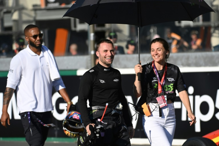 Le youtubeur français Lucas Hauchard, dit Squeezie (centre), lors de la GP Explorer de course Formule 4, Le Mans, 9 septembre 2023 ( AFP / Sebastien SALOM-GOMIS )