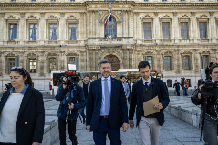 Le candidat du Rassemblement national (RN) Franck Allisio quitte la préfecture après avoir déposé sa liste électorale à l'issue du 1er tour des municipales, le 17 mars 2026 à Marseille ( AFP / MIGUEL MEDINA )