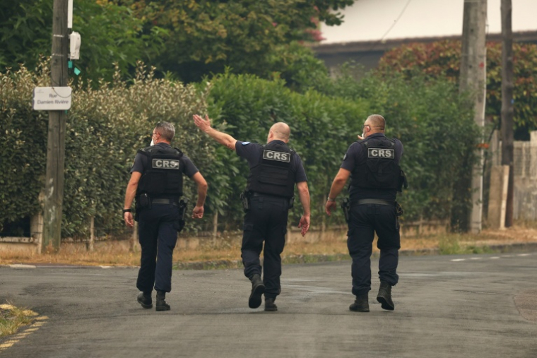Des CRS patrouillent dans la commune de Saint- -Médard-en-Jalles, près de Bordeaux, où un ordre d'évacuation a été émis en raison des feux de forêts, le 25 juillet 2026  ( AFP / ROMAIN PERROCHEAU )