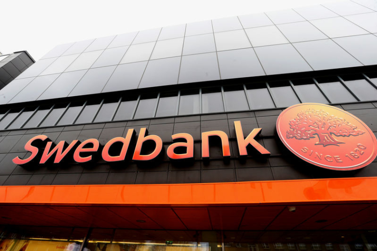 SWEDBANK A FAILLI À SES OBLIGATIONS EN MATIÈRE DE BLANCHIMENT, SELON LA TV SUÉDOISE