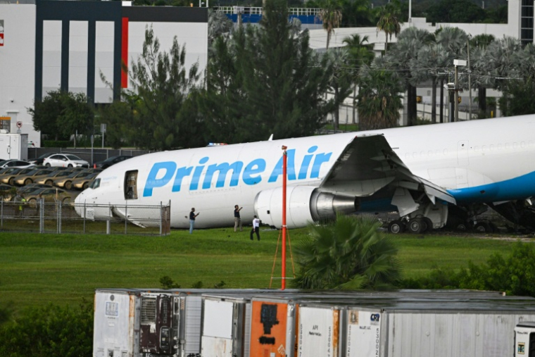 Des enquêteurs sur le site de la sortie de piste d'un avion-cargo d'Amazon à Miami, le 6 septembre 2026 en Floride ( AFP / CHANDAN KHANNA )