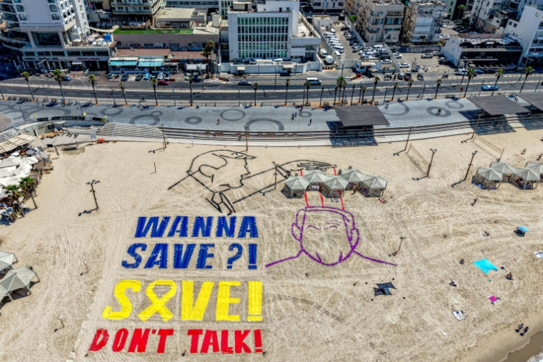 Une installation enjoignant au président américain Donal Trump de faire pression sur le Premier ministre israélien Benjamin Netanyahu pour la libération des otages à Gaza, mise en place au 700e jour de leur détention, le 5 septembre 2025 ( AFP / Jack GUEZ )