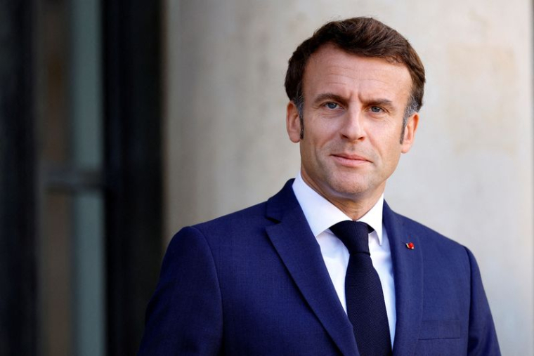 Le président français Emmanuel Macron attend l'arrivée du chancelier allemand Olaf Scholz pour une réunion au palais de l'Élysée à Paris